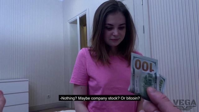 Стеснительная девка в розовой футболке получает в вагину елдак пикапера