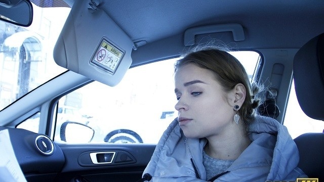 Красотка с цепочкой на шее и в зимней куртке отсасывает пикаперу в автомобиле