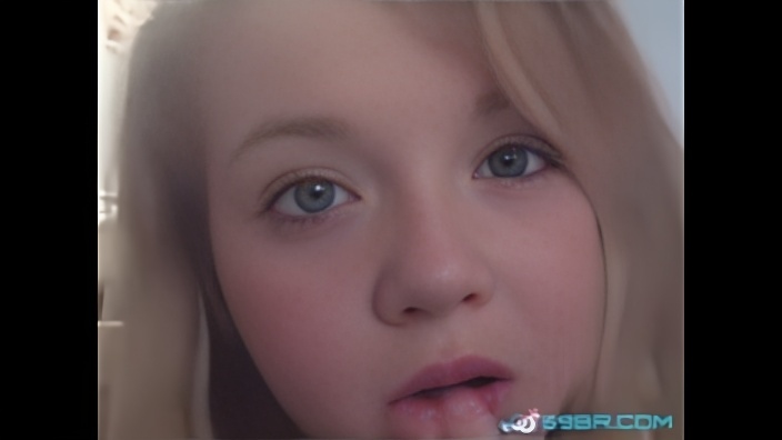 19летняя пошлячка поглаживает натуральные сиськи и бритую промежность