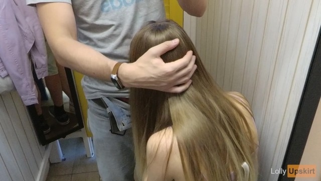 Красотка с длинными волосами встала на колени перед хахалем и принялась ласкать член губами