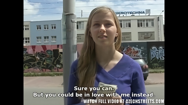 Красотка с длинными волосами отправилась в кусты с приятелем и сделала ему минет