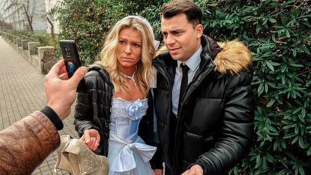 Пикапер подошел к молодожёнам и убедил невесту трахнуться с ним на глазах жениха