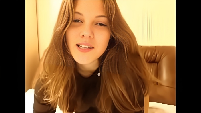 Вебкамщица Аня в прозрачной блузке трогает свои сиськи и светит сладкой попой