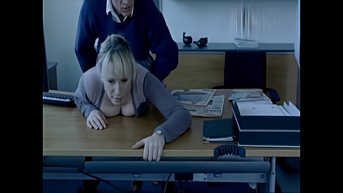 Мамочка с крашенными волосами отсасывает мужику и занимается с ним сексом