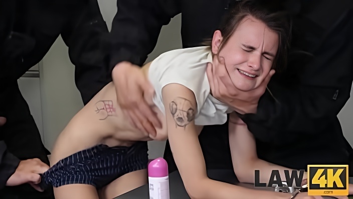 Молодая девушка с татуировкой на плече отсосала охранникам и потрахалась с ними