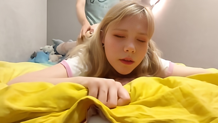 Парень шпилит в домашних условиях русскую милашку 18ти лет в футболке и с тату, кончая в ее рот