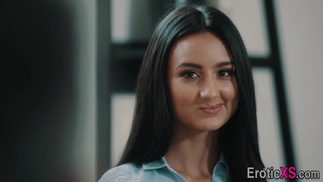 Краля с маленькими титьками решила покрутиться на пенисе 50-летнего босса