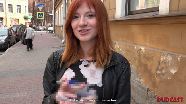 Красотка с рыжими волосами и в платье обнажилась перед пикапером и отдалась ему