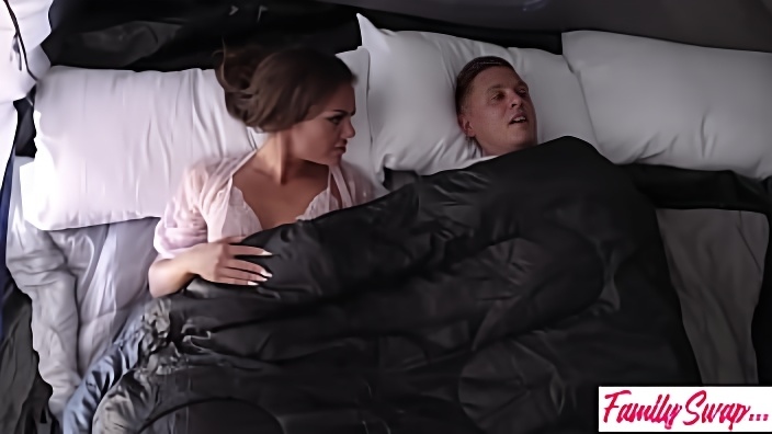 Подборка с двумя давалками, которые залезли в палатку с мужчинами и занялись групповым сексом