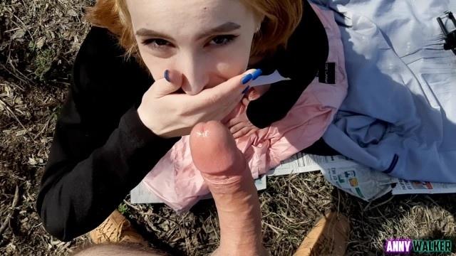 Длинноногая девица со спортивной фигурой трахнулась с бойфрендом посреди поля