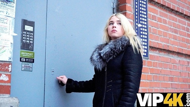 DEBT4k. Wunderbare Friseurin hat kein Geld und Schuldeneintreiber fickt sie