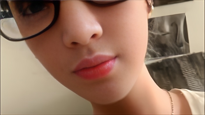 Мужик снимает крупным планом резиновую бабу, которую он нарядил по своему вкусу