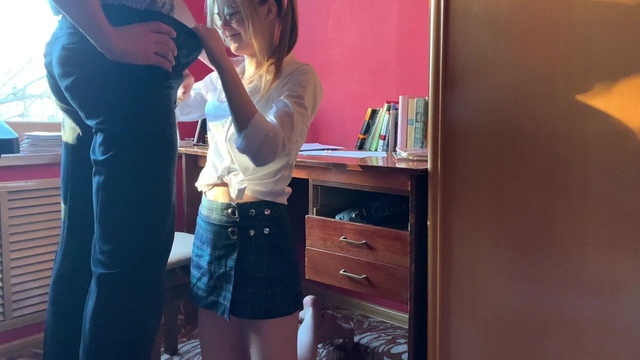 Бритоголовый мужик шпилит в домашнем кабинете молодую россиянку с длинными хвостиками