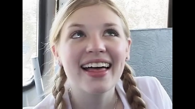 Стройная девица с косичками предложила подружке отсосать мужику в машине и потрахаться с ним