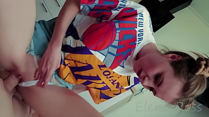 Русская девка с бритой дырочкой отсасывает поклоннику и долбится с ним в щель