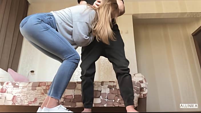 Русская молодуха в джинсах обнажилась перед приятелем, чтобы потрахаться в щель