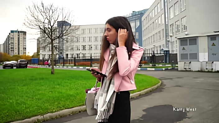 Худощавая девка с длинными волосами прокатилась с мужиком на машине и дала ему в пилотку