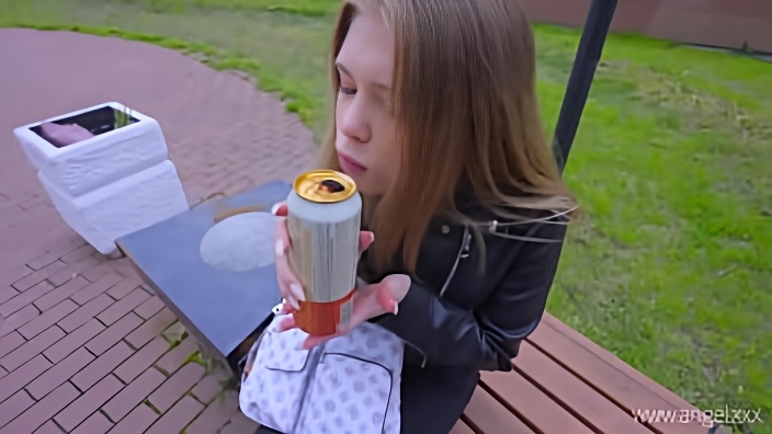 Чувак угощает пивом молодую шмару на улице и шпилит её в киску дома