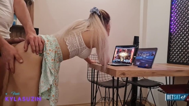 Kumarbaz yengesini yalnız yakalayınca domaltıp sikiyor