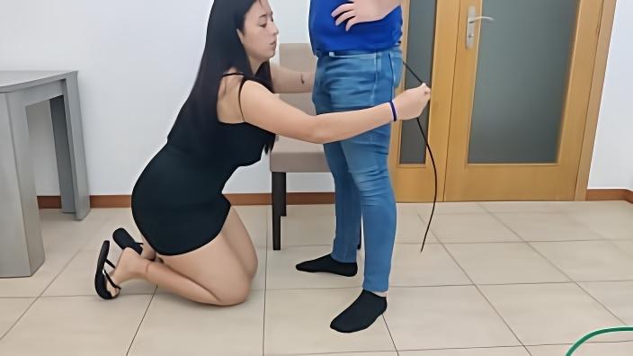 Mature mother takes clothes measures to her son's friend