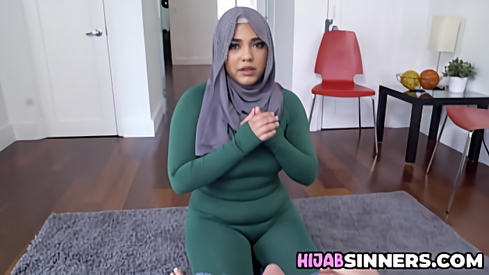 Thick Hijab Babe Bounces On Big Dick