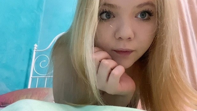 A young nymphomaniac jerks off on cam