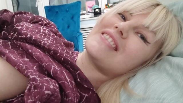 Сочная блондинка играет с киской..