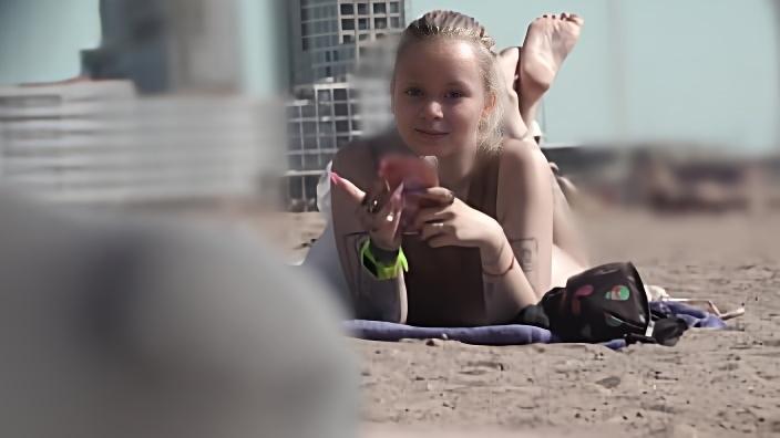 Bulge dick flash on beach - public flashing