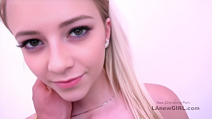 Gorgeous looking model loves to suck hard cock in studio