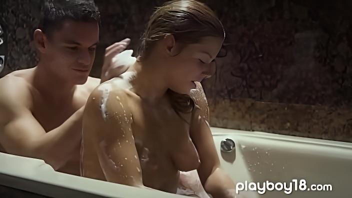 European beauty teen blows her boyfriend in the bath