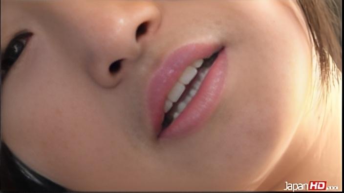 Japanese teen babe vibrating her clit