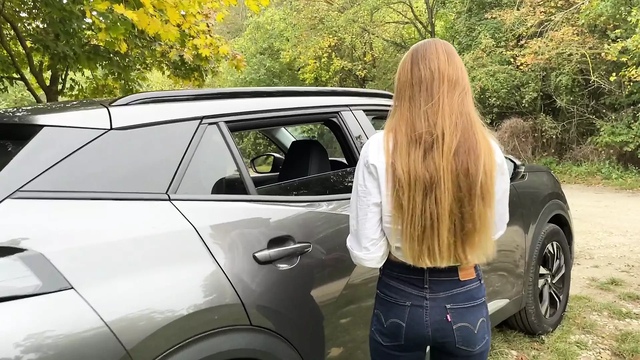 Open the ass for a stranger in the car
