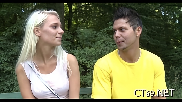 Slutty lady widens her legs