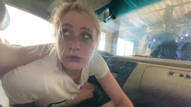 DEEPTHROAT in Car Wash!