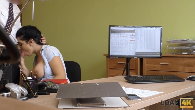 LOAN4K Schöne Masseurin willigt ein, Sex zu haben, um einen Kredit zu bekommen