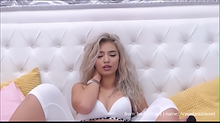 Livejasmin girl looks like porn star Elizabeth Jolie