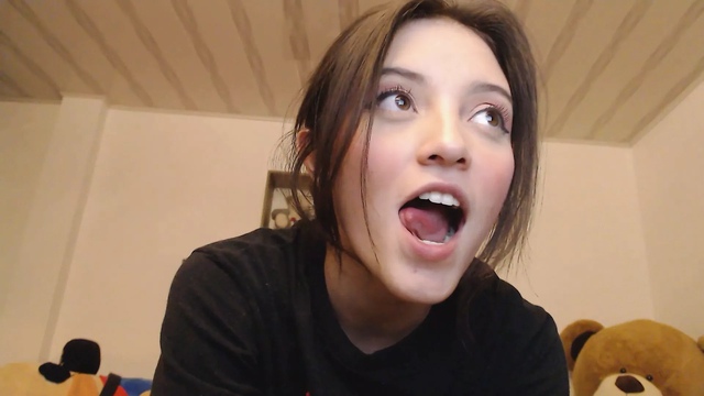 Colombian nerdy girl with cute face dreams of becoming your girl