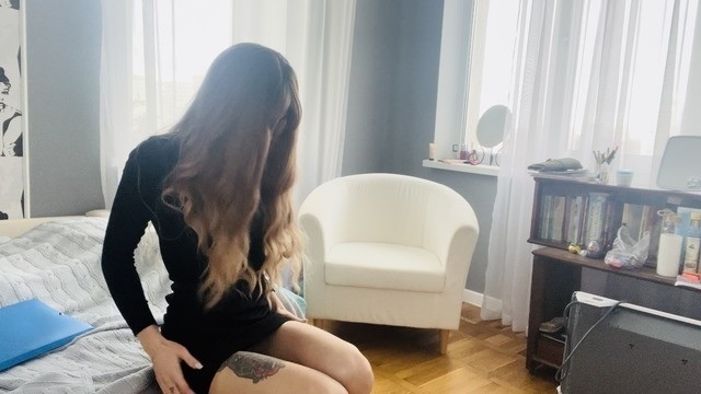 Beskidt snak. Eleven havde ikke tid til at tage sin nederdel af, så meget hun gerne ville onanere