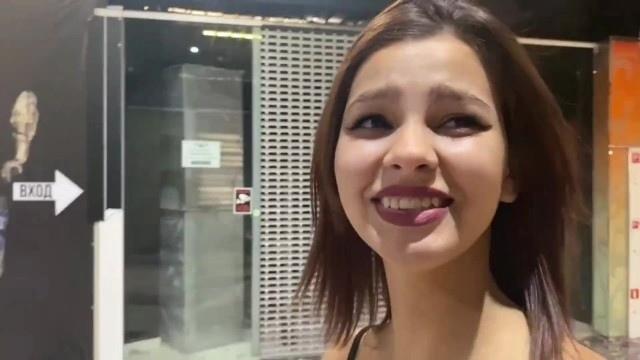 vibro-trusses styret fra telefonen (offentligt), hun er genert af folk rundt