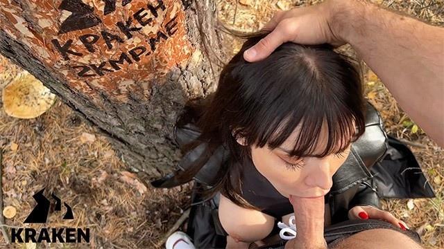 Поймал заблудившуюся в лесу девушку и выебал глубоко в горло а потом кончил в киску