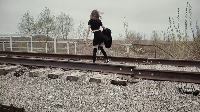 I WALK WITHOUT PANTIES AND SHOW PUSSY FROM THE BRIDGE