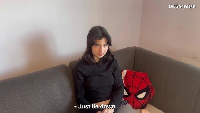 Сестра девушки приехала в гости, был очень гостинным сделав ей массаж и трахнул в киску